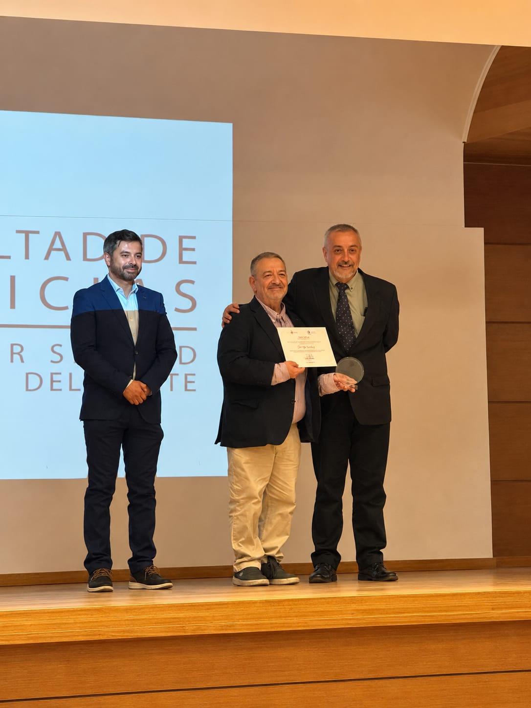 Gerente de UCN-LSA recibe reconocimiento por investigación destacada y trayectoria en el 54° aniversario de la Facultad de Ciencias